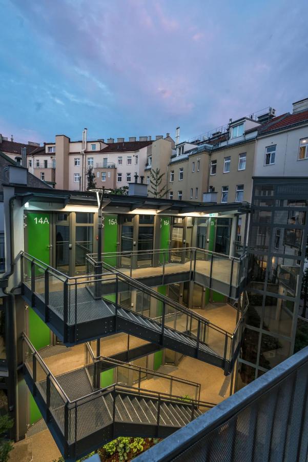 Smart Nano Living - Wien Hauptbahnhof - Self Check-In Buitenkant foto